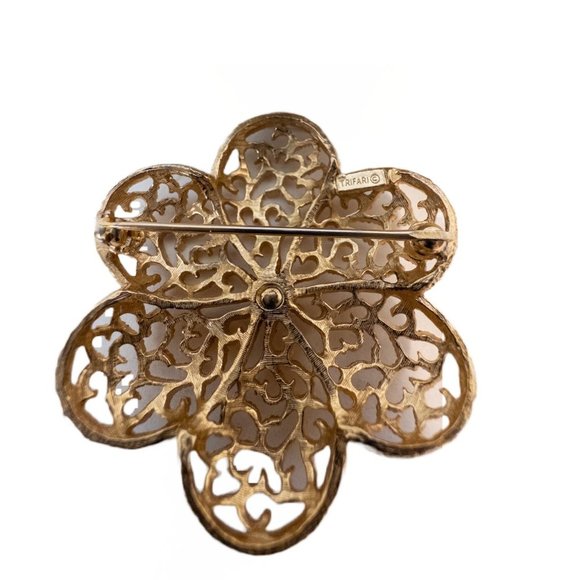 Vintage Trifari Crown Open Work Flower Signed Filigree Gold Tone Brooch Pin - Picture 6 of 7